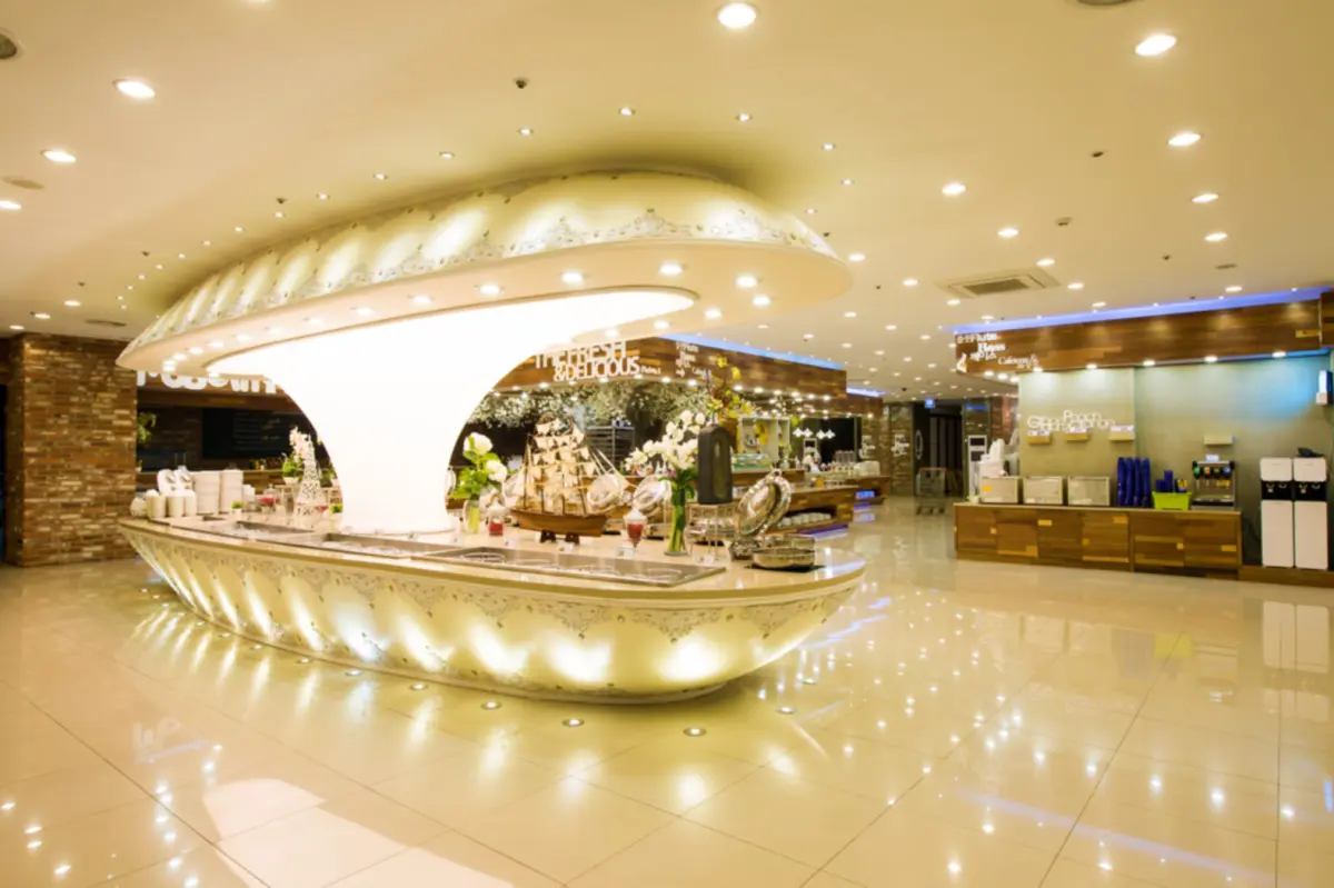 조개 조형물이 돋보이는 450평 프리미엄 뷔페